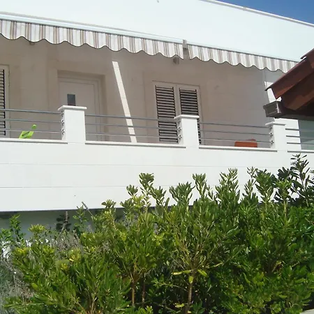 Niana With Heated Seawater Swimingpool *