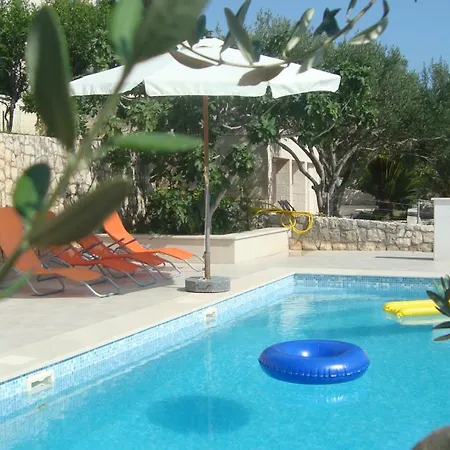 Niana With Heated Seawater Swimingpool Apartment