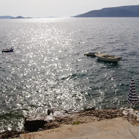 Niana With Heated Seawater Swimingpool Apartment
