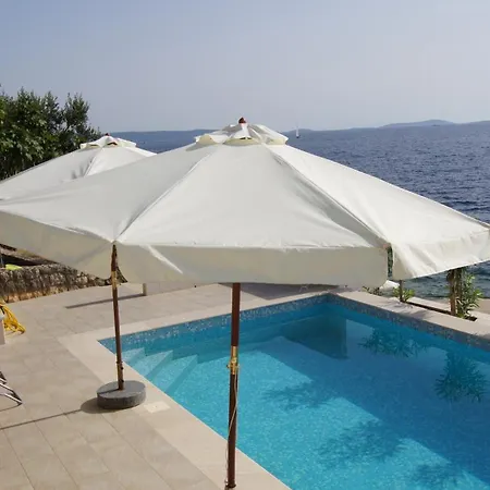 Niana With Heated Seawater Swimingpool Apartment