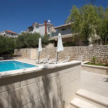 Niana With Heated Swimingpool Donji Okrug (Ciovo)