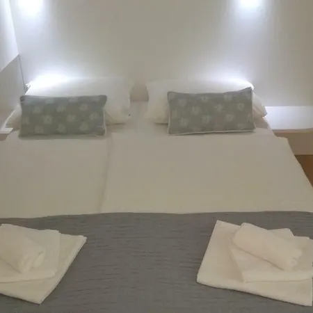 Niana With Heated Seawater Swimingpool Apartment