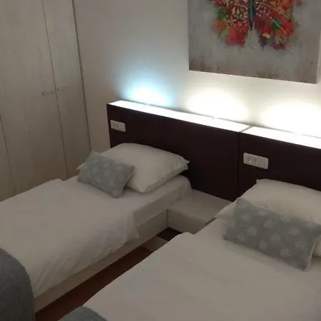 Niana With Heated Seawater Swimingpool Apartment