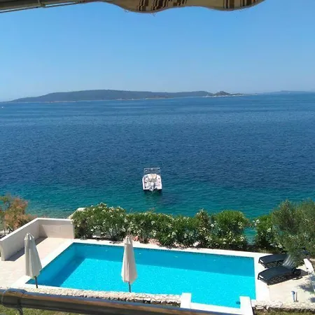 Niana With Heated Seawater Swimingpool Lägenhet Donji Okrug (Ciovo)