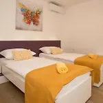 Niana With Heated Swimingpool Apartment *