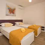 Niana With Heated Swimingpool Apartment