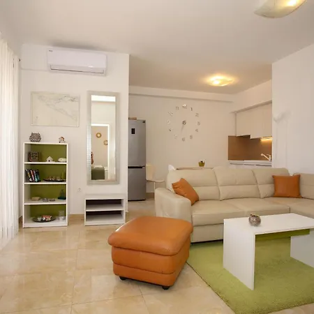 Niana With Heated Swimingpool Апартаменты