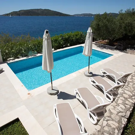Niana With Heated Swimingpool Apartment