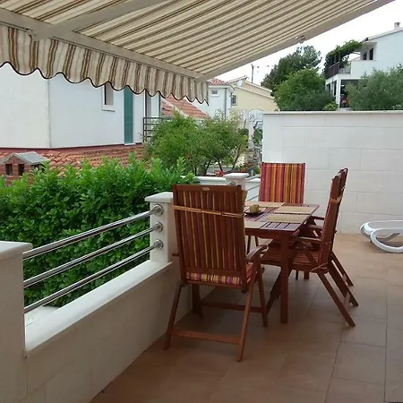 Niana With Heated Swimingpool Daire